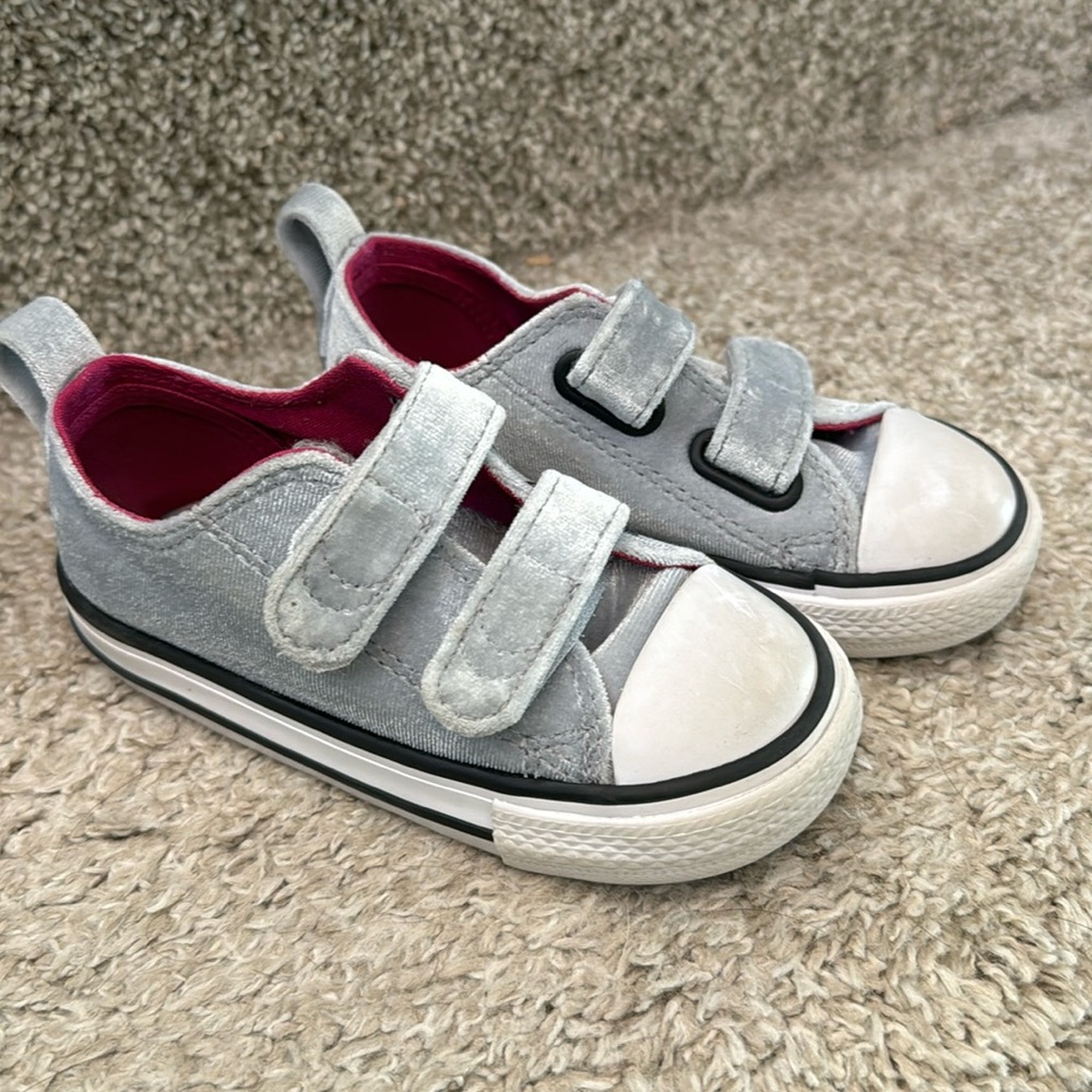 Converse velvet toddler shoes. Size 7. EUC